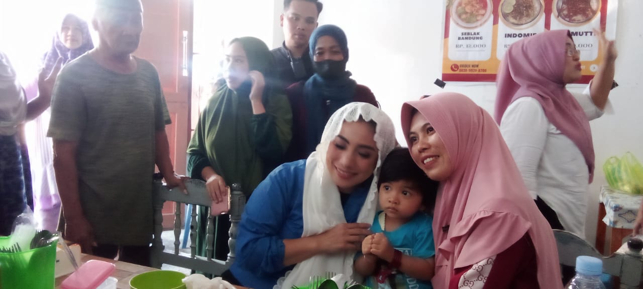Siti Rahmawati blusukan ke Pasar Pambusuang, Kecamatan Balanipa, Kabupaten Polewali Mandar (Polman).