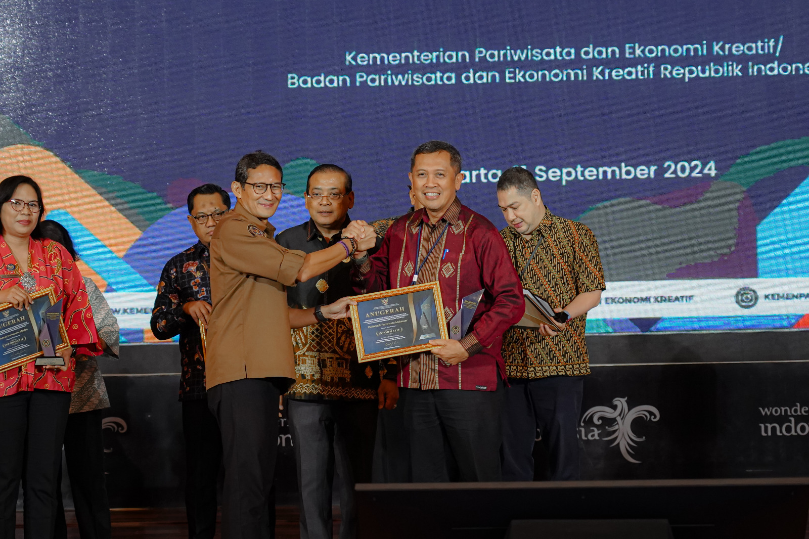 Menparekraf/Kabaparekraf, Sandiaga Salahuddin Uno menyerahkan piagam penghargaan Predikat “Informatif” Pada Anugerah Monitoring dan Evaluasi Keterbukaan Informasi Publik di Lingkungan Kementerian Pariwisata dan Ekonomi Kreatif/Badan Pariwisata dan Ekonomi Kreatif (Kemenparekraf/Baparekraf) 2024 kepada Direktur Poltekpar Makassar, Dr. Herry Rachmat Widjaja, MM.Par., CHE.