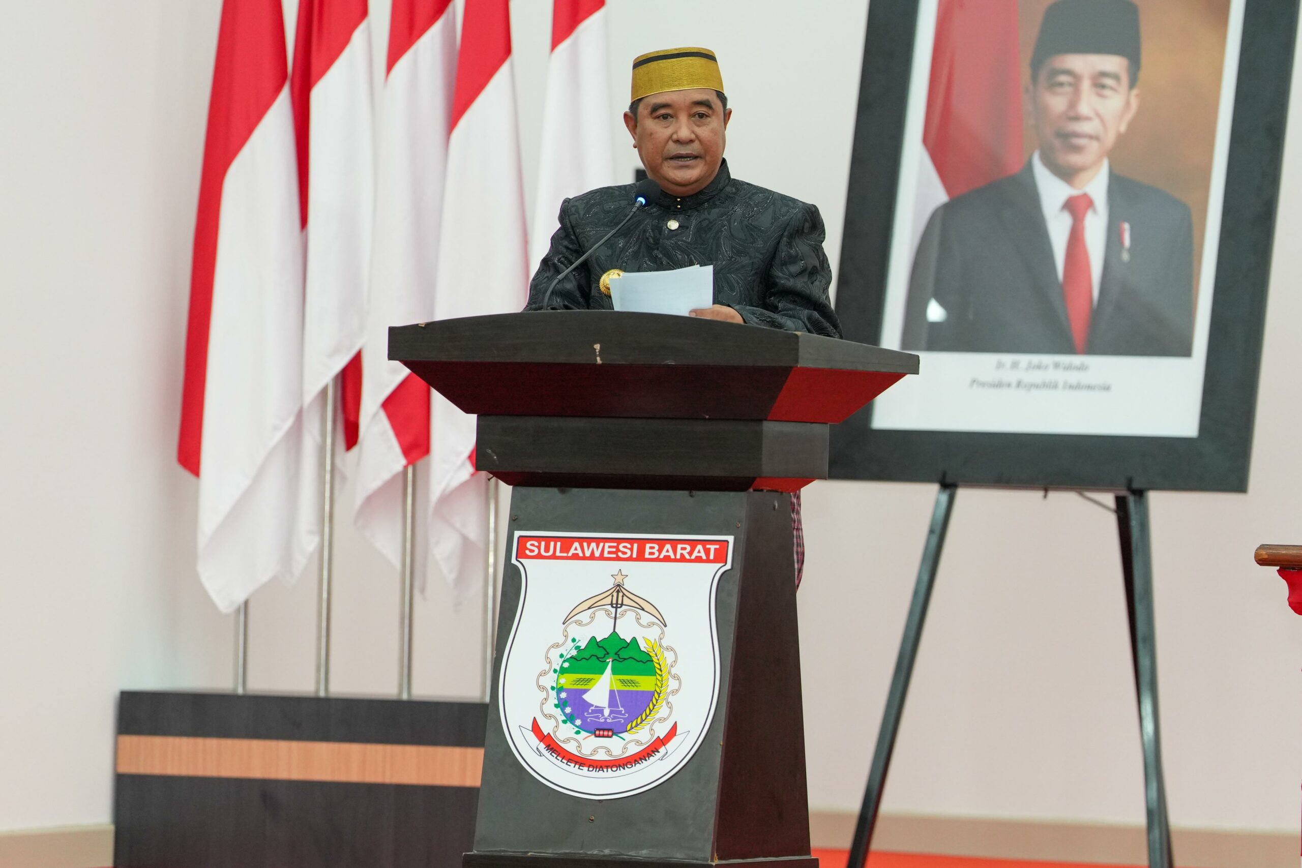 PJ Gubernur Sulbar Saat Memberikan Sambutan Dalam Rapat Paripurna Perayaan HUT Sulbar Ke 20