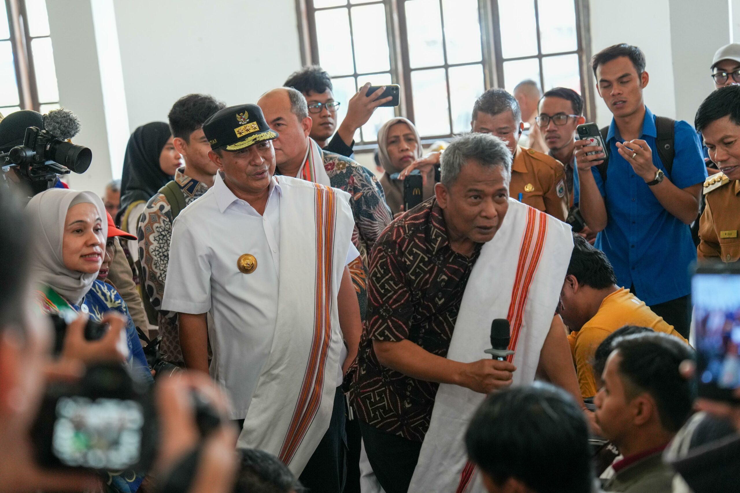 PJ Gubernur Sulbar Saat Mendampingi Kemensos Dalam Puncak Bakti Sosial Operasi Katarak Gratis