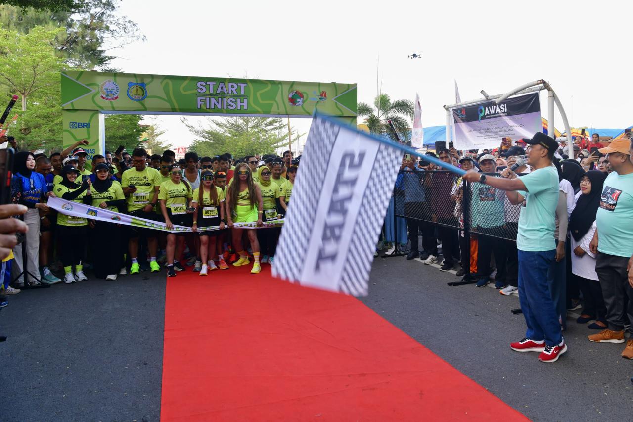 PJ Gubernur Sulsel Lepas Ribuan Peserta Jalan Santai dan Harkopnas Run 2024