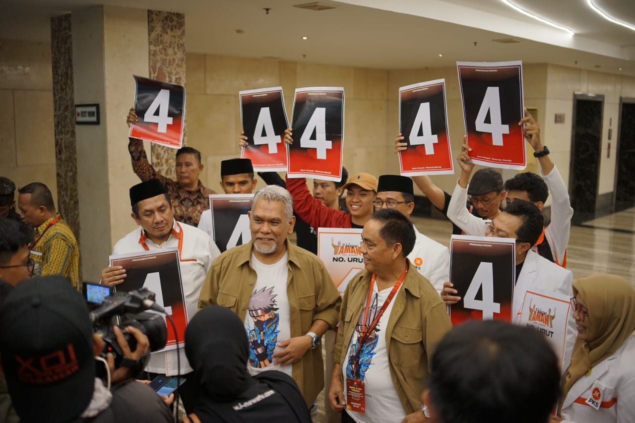 Pasangan AMAN Kenakan Kaos Kakashi Saat Pengambilan Nomor Urut di Pilwali Makassar 2024