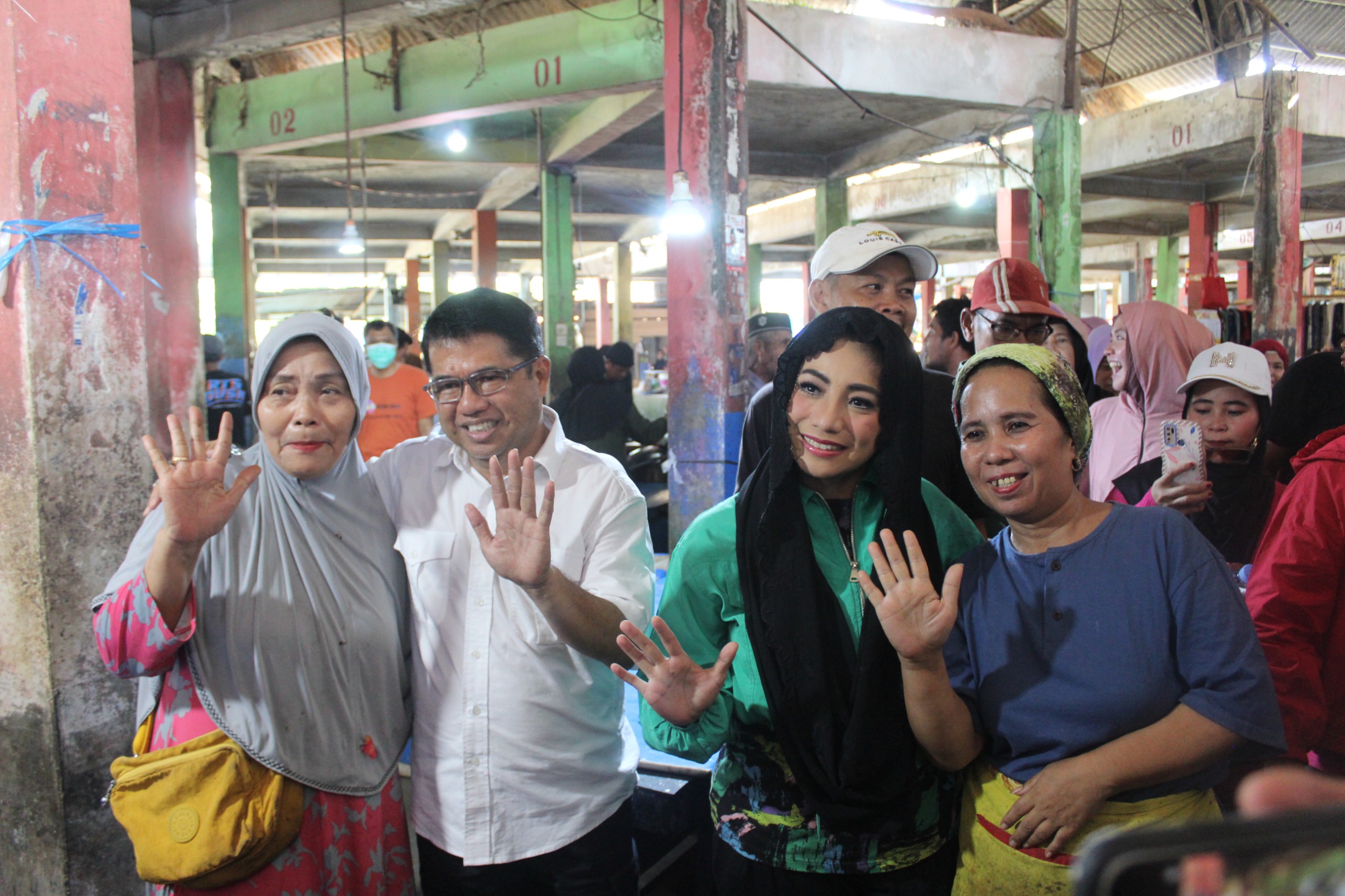 Pasangan Andi Bebas Siti KDI Saat Berfoto Bersama Masyarakat