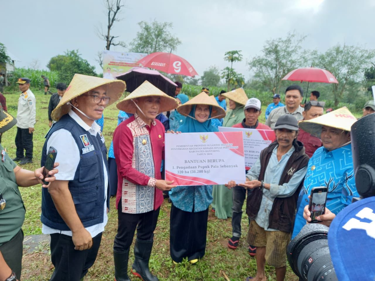 Pemprov Sulsel Sebar Rutusan Ribu Kg Bantuan Pupuk untuk Petani Komoditi Perkebunan