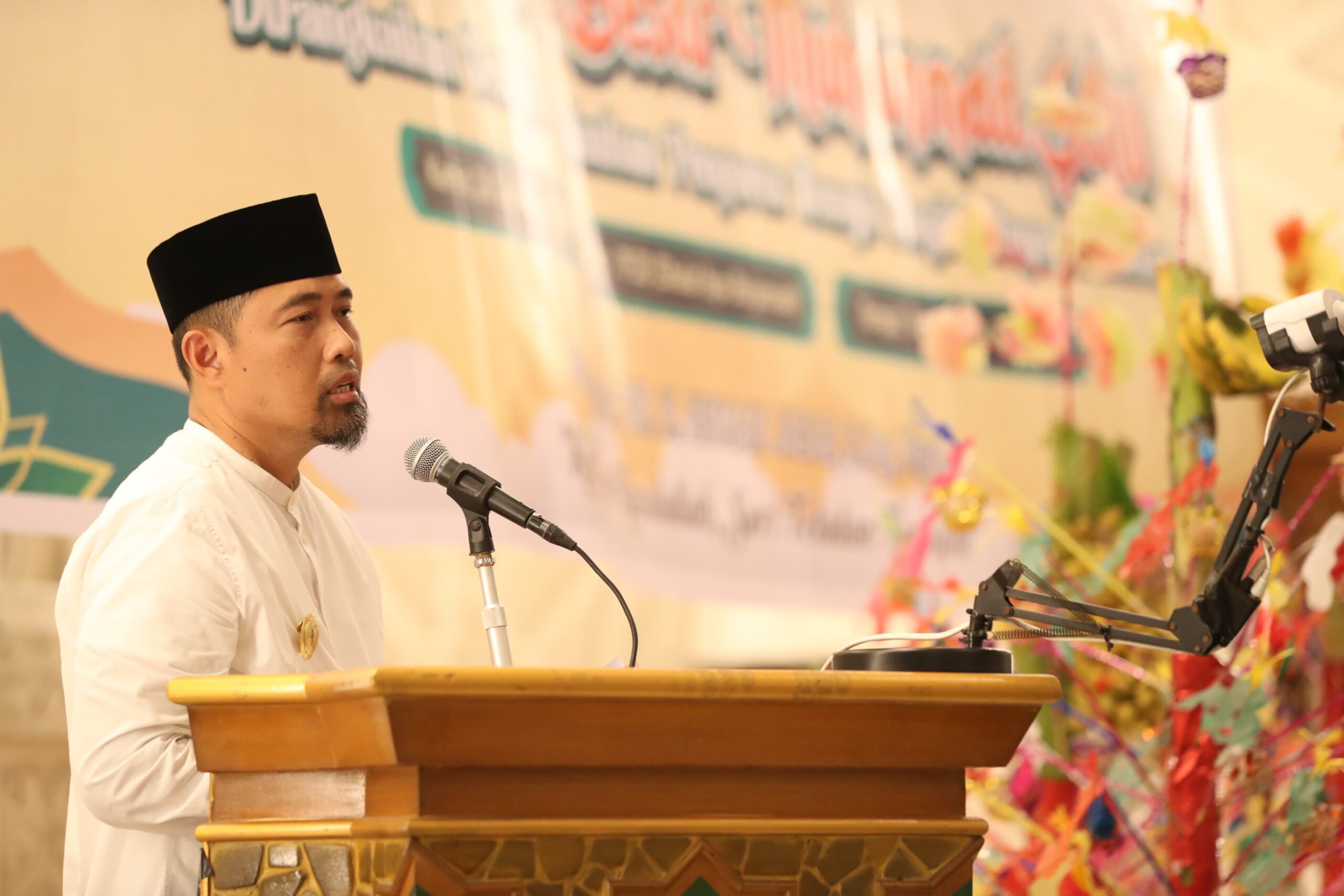 Pjs Wali Kota Makassar Saat Membuka Acara Peringatan Maulid Nabi Muhammad SAW di Masjid Raya
