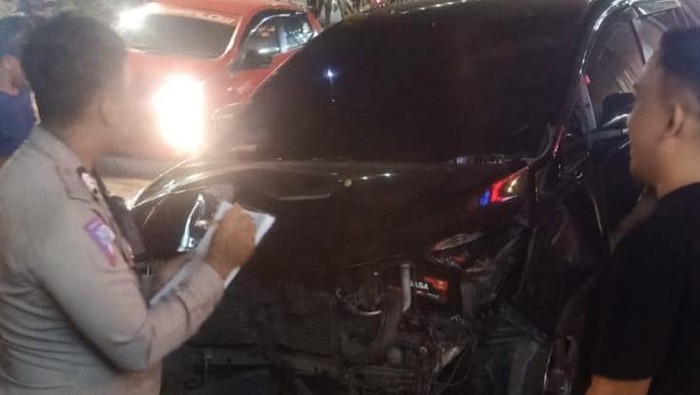 Polisi Melakukan Olah TKP Usai Tabrakan Mobil Dengan Pedagang Putu di Makassar