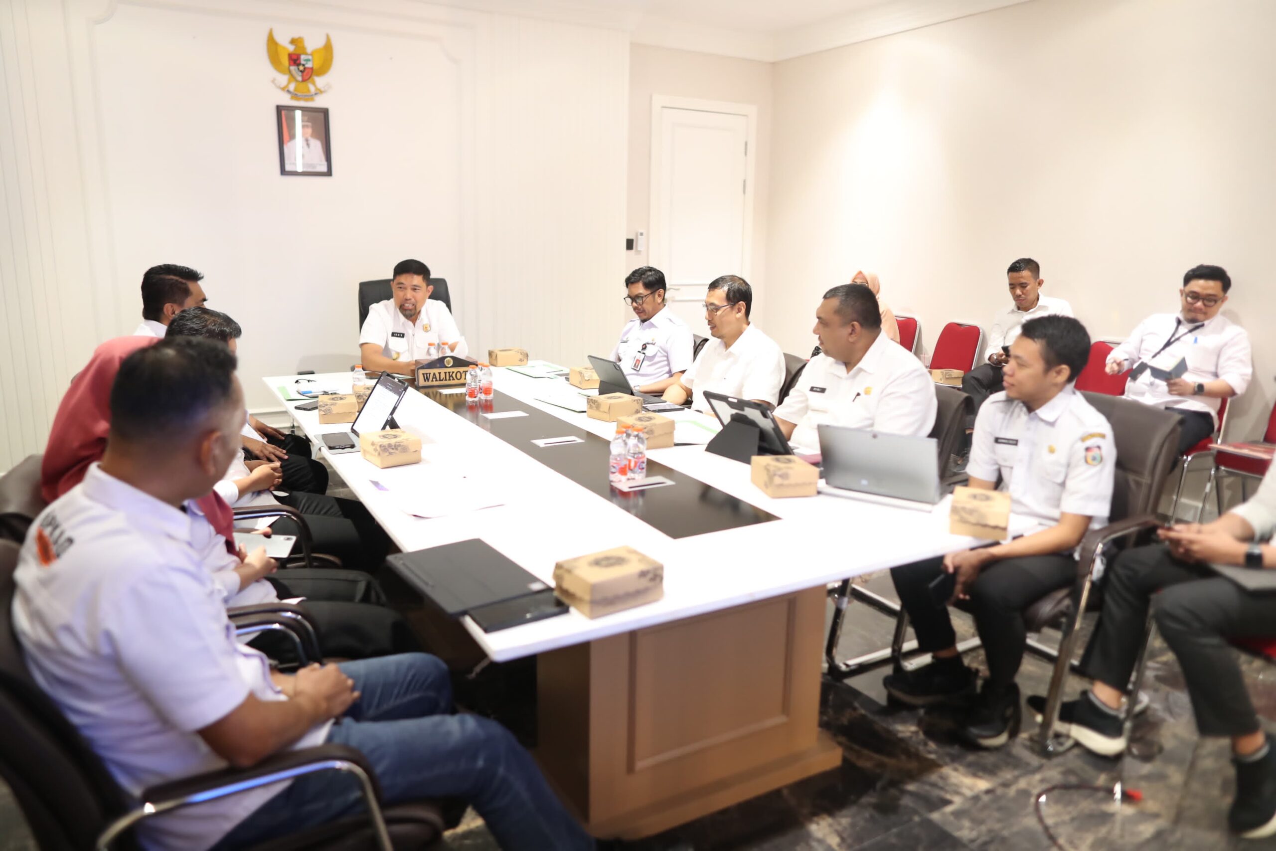 Rapat Koordinasi Pjs Wali Kota Makassar Bersama Tim Anggaran Pemerintah Daerah (TAPD) Kota Makassar Mengenai Optimilisasi Pelayanan Publik Melalui Evaluasi Serapan Anggaran Tiap OPD