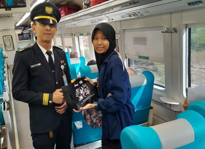 Sapa Penumpang di Hari Pelanggan Nasional, KAI Daop 1 Jakarta Berikan Souvenir
