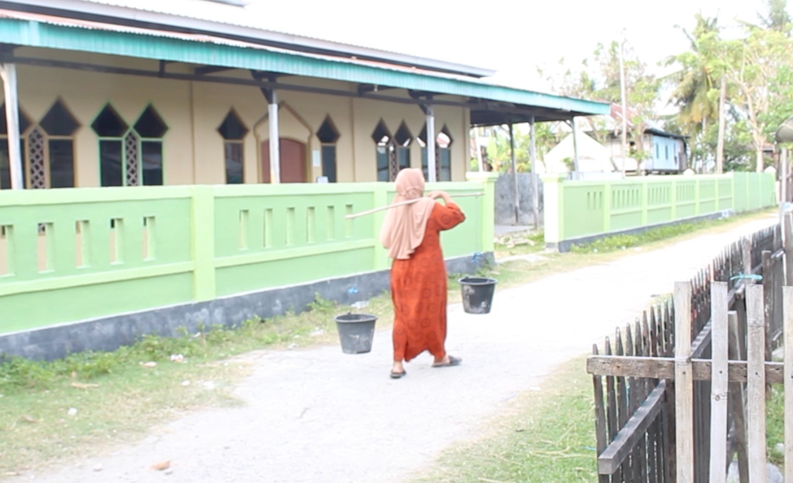 Warga Polman Saat Mengambil Air