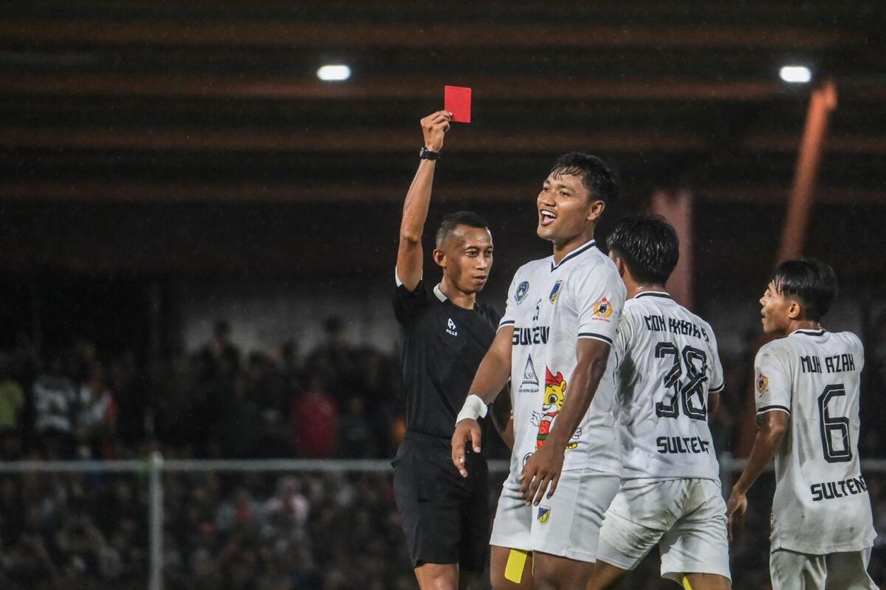 Wasit Berikan Kartu Merah Pada Pemain Sulawesi Tengah Pada Perempat FInal PON Aceh Sumut 2024