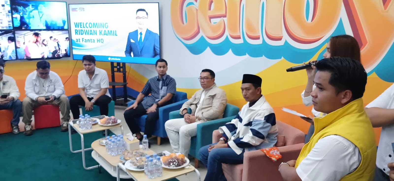 Komandan Tim Kampanye Nasional (TKN) Fanta atau Pemilih Muda Prabowo Subianto - Gibran Rakabuming Raka Muhammad Arief Rosyid Hasan sambut Calon Gubernur Jakarta Ridwan Kamil (RK) di Markas TKN Fanta