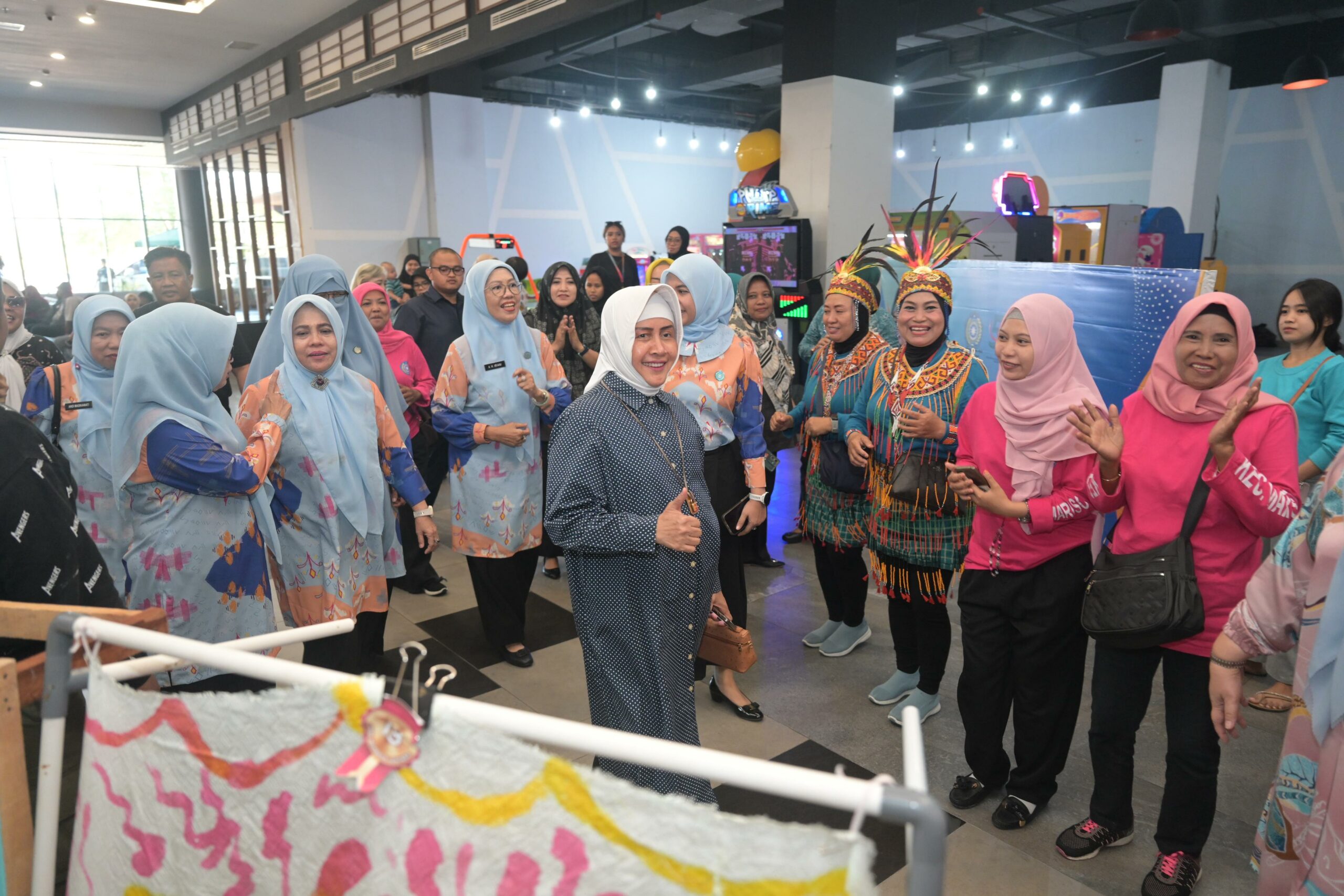 Indira Yusuf Ismail Beri Penghargaan Pemenang Lomba Jambore HKG PKK Kota Makassar