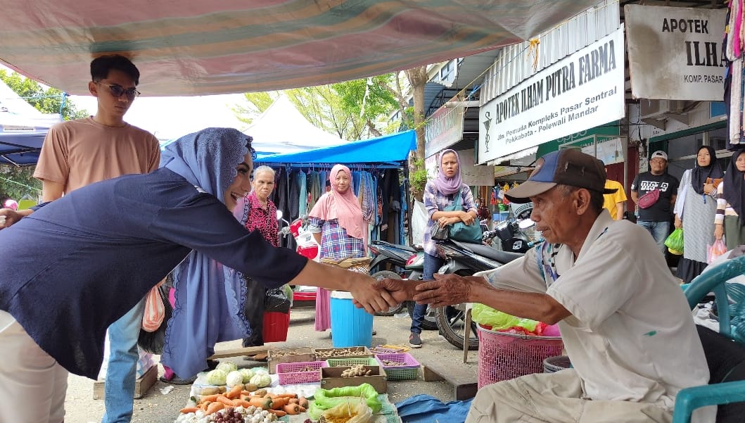 Hj Siti Rahmawati blusukan di pasar Sentral Pekkabata.