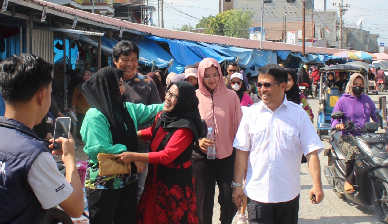 Pasangan calon bupati dan wakil bupati Polewali Mandar (Polman), Andi Bebas Manggazali dan Siti Rahmawati atau Siti Rahmawati (BESTI) kembali blusukan di pasar.