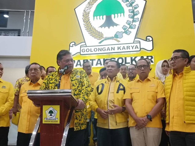 Airlangga Hartarto bersama pengurus Golkar