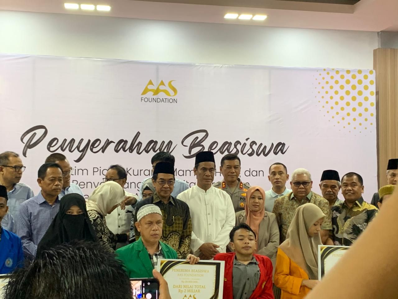 Andi Amran Sulaiman Saat Menghadiri Penyerahan Beasiswa Untuk 133 Mahasiswa Yatim Piatu