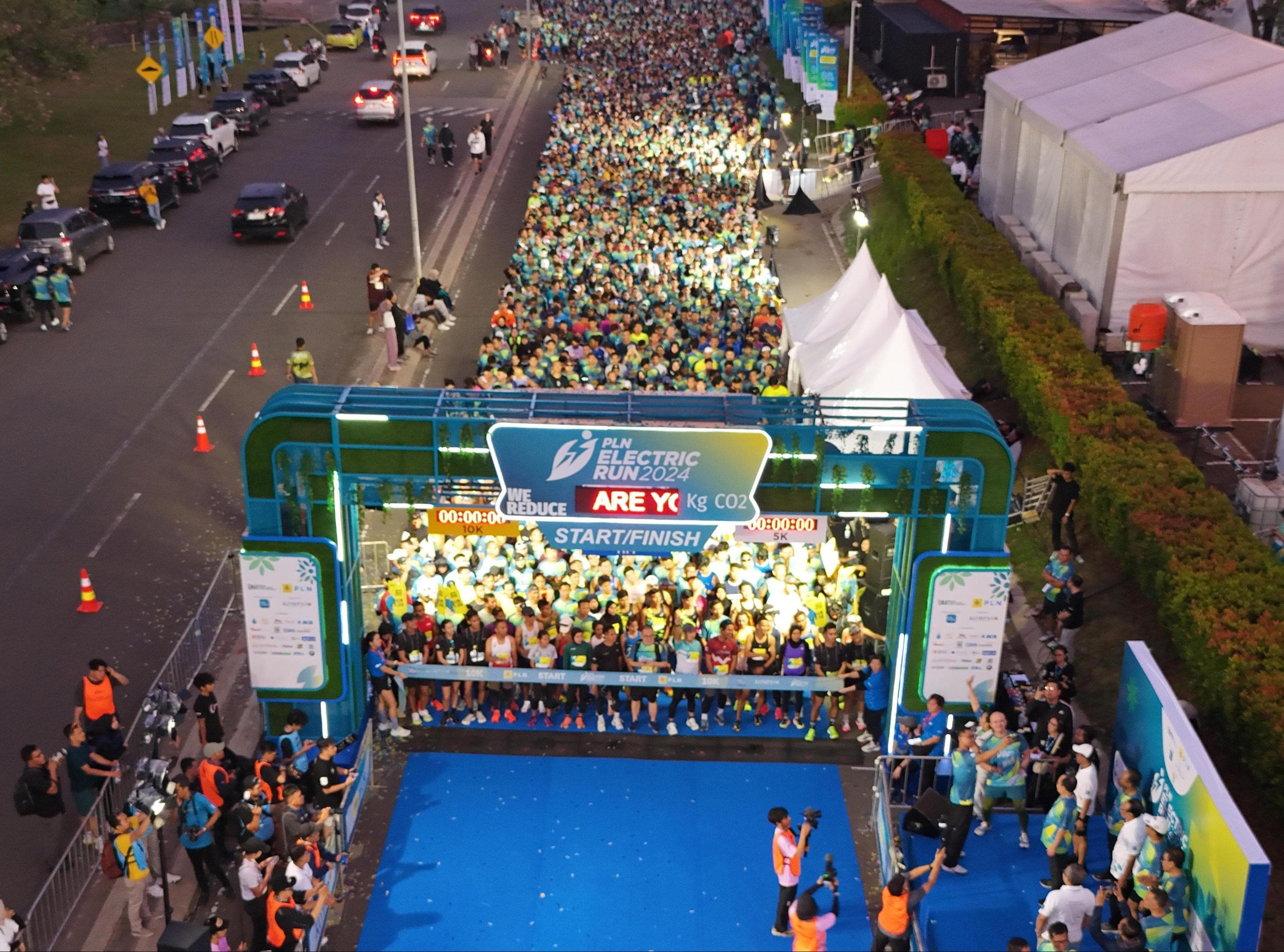 Antusiasme 6.470 Pelari Yang Tengah Bersiap Di Garis Start Dalam Ajang PLN Electric Run 2024 di Scientia Park Gading Serpong Tangerang Pada Minggu (6/10).