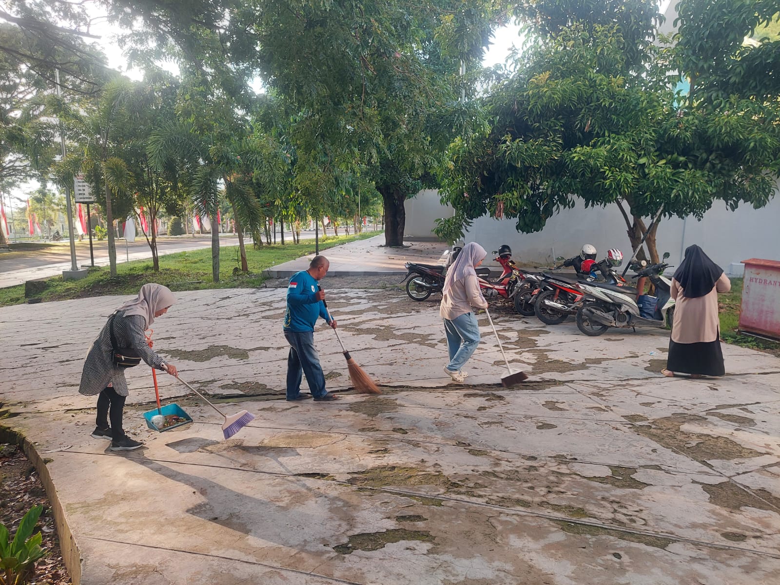Giat Jumat Bersih Pemprov Sulbar, Dorong Pola Hidup Bersih dan Sehat Masyarakat