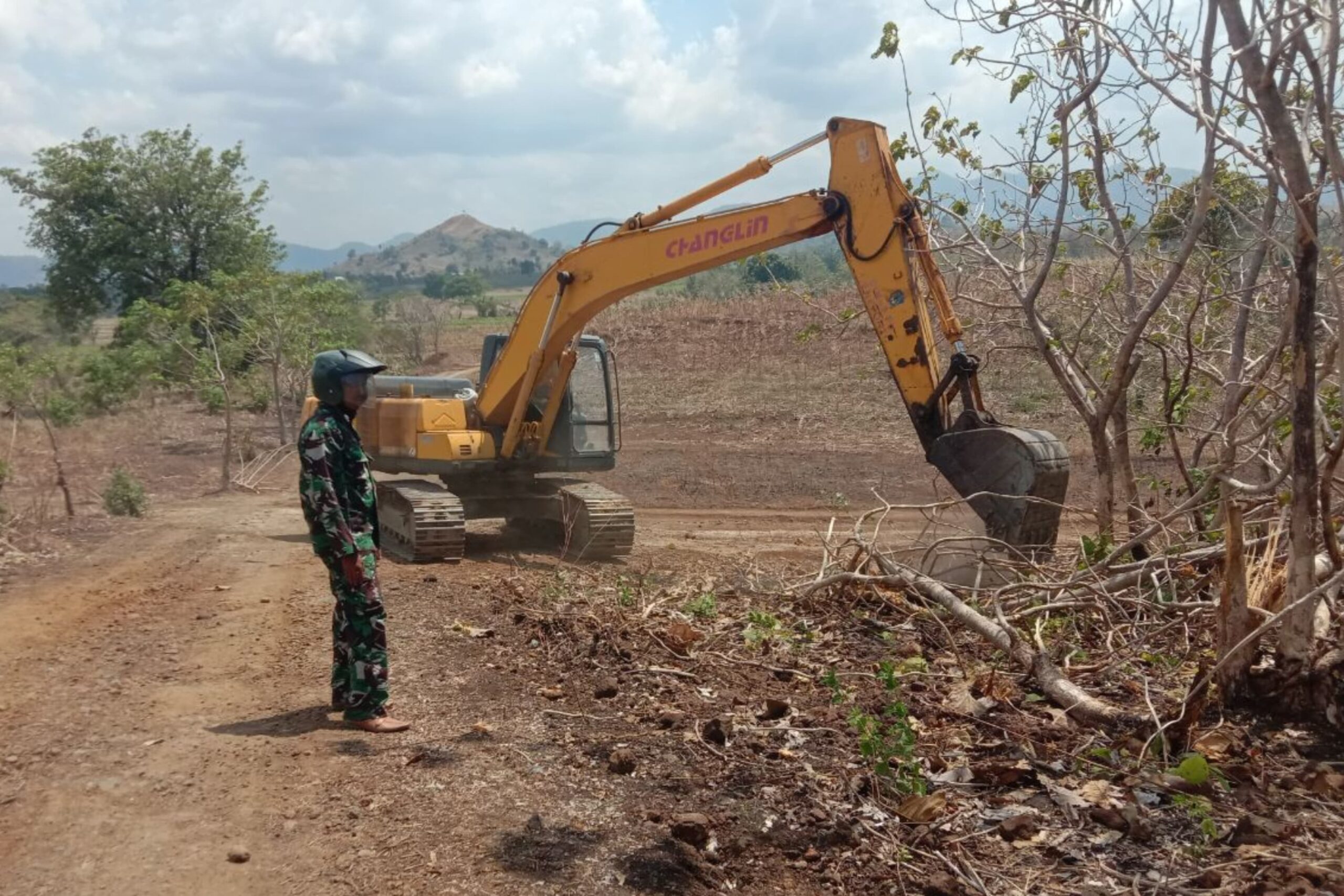 Wujudkan Mimpi Warga, Satgas TMMD Kodim Jeneponto Rintis Jalan 2,3 Kilometer
