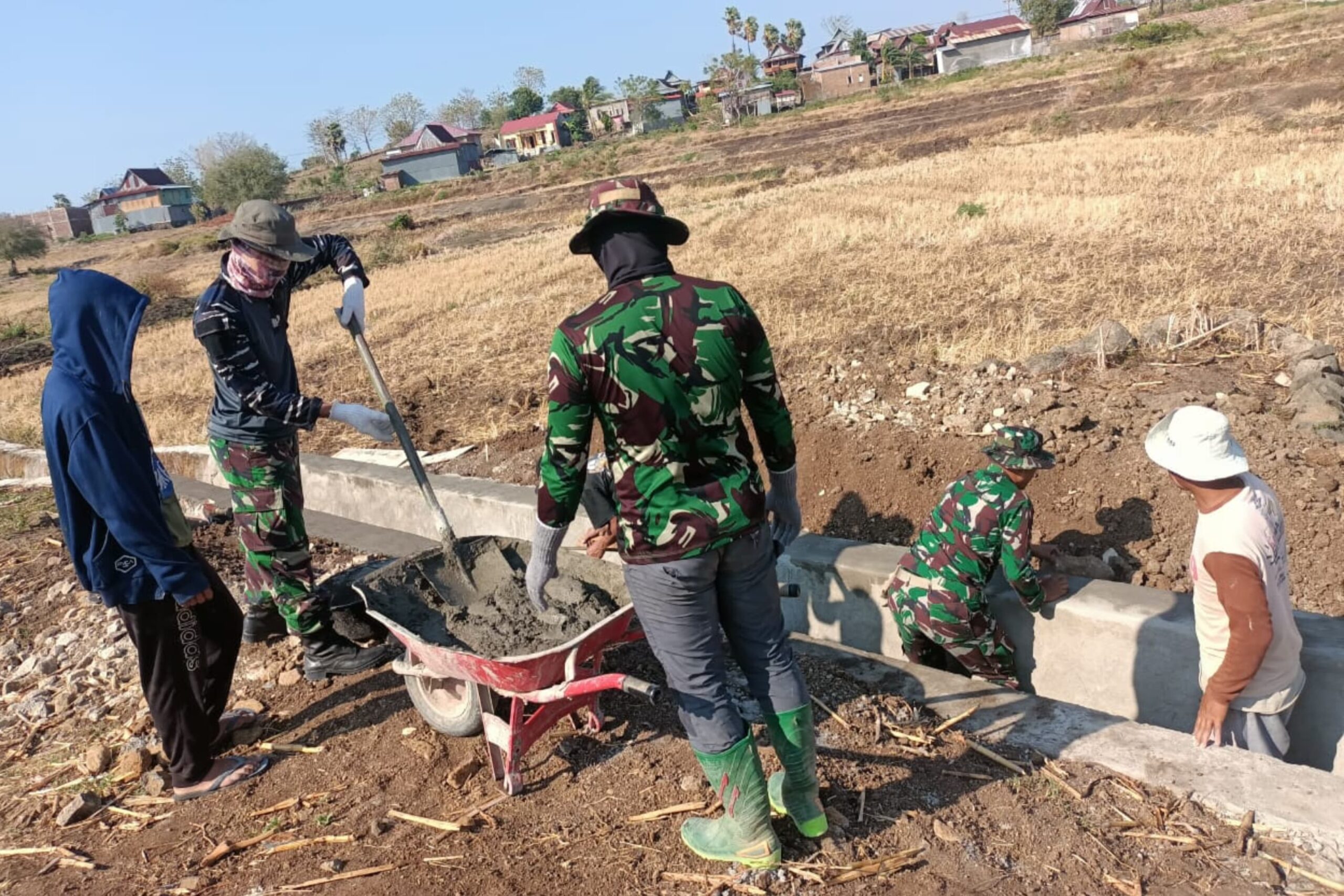 TMMD Ke-122 Kodim Jeneponto Bantu Warga Buat Saluran Irigasi Pertanian