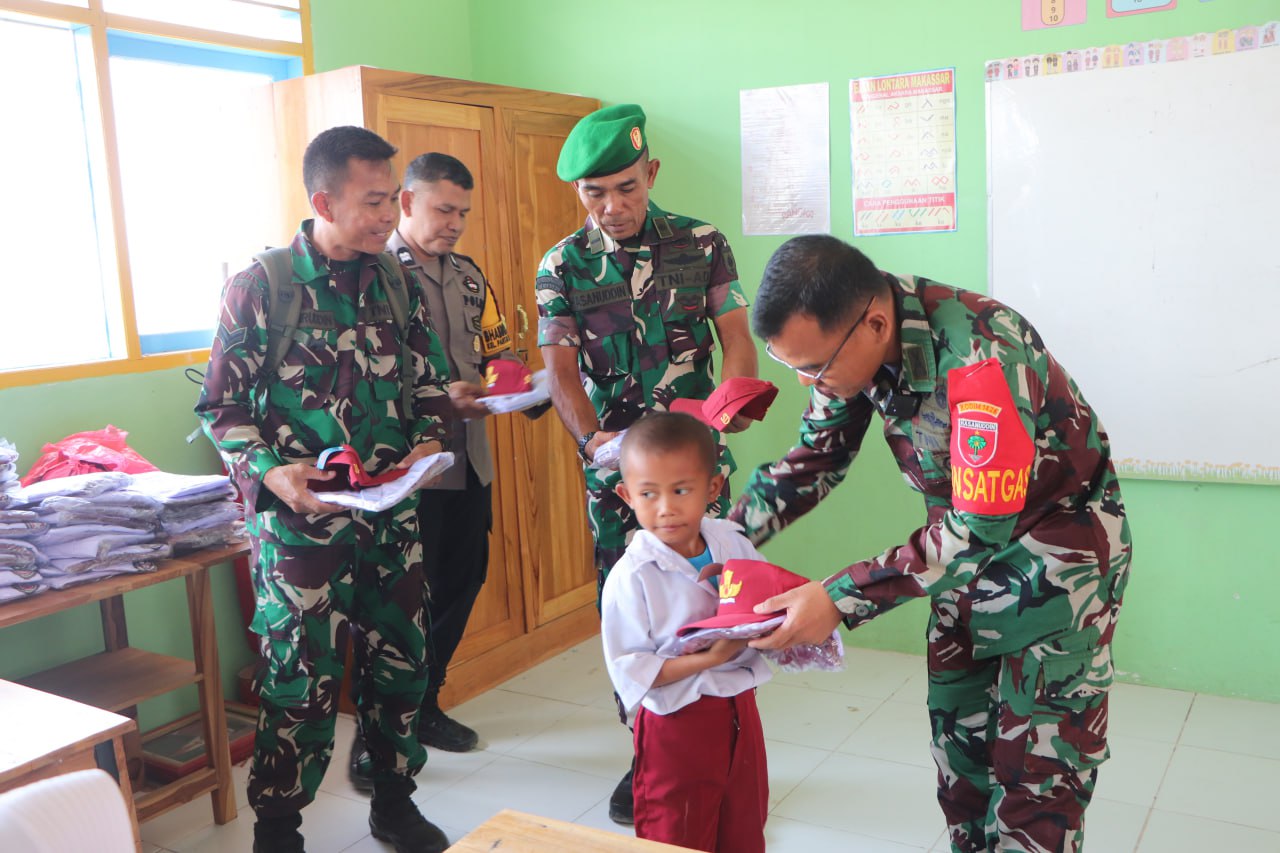 Dansatgas TMMD Ke 122 Bagikan Nasi Kotak dan Seragam Sekolah kepada Siswa Kurang Mampu