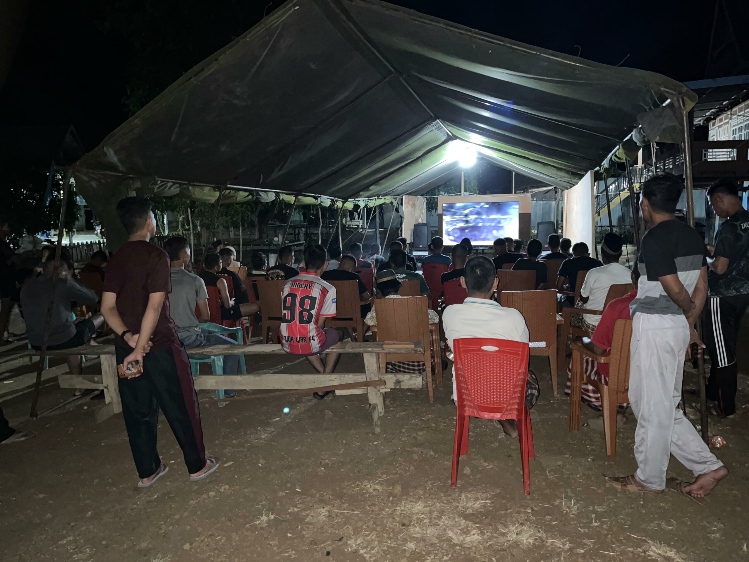 Satgas TMMD Ke-122 Kodim Jeneponto Hibur Warga Dengan Nonton Bareng