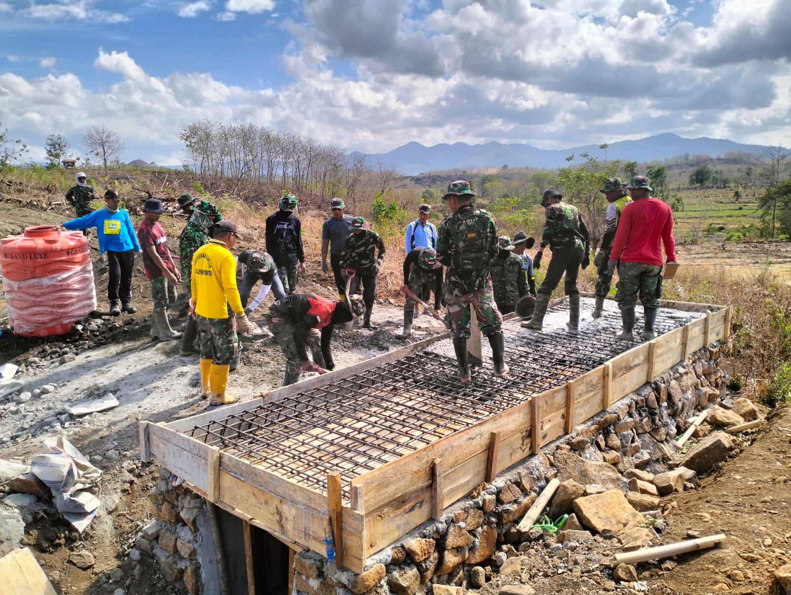 Penuh Semangat, Satgas TMMD Ke-122 Kodim Jeneponto Genjot Pembangunan 4 Unit Plat Duiker