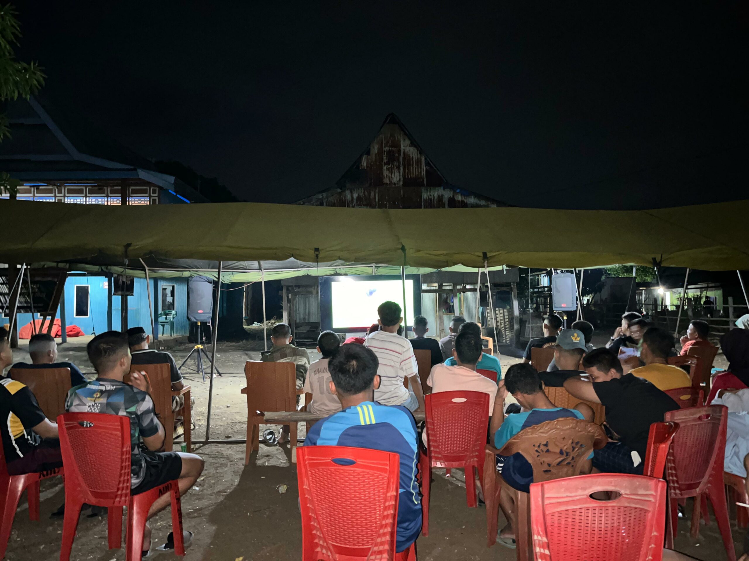 Beri Semangat, Satgas TMMD Ke-122 Gelar Nobar Timnas Garuda VS China Bersama Masyarakat