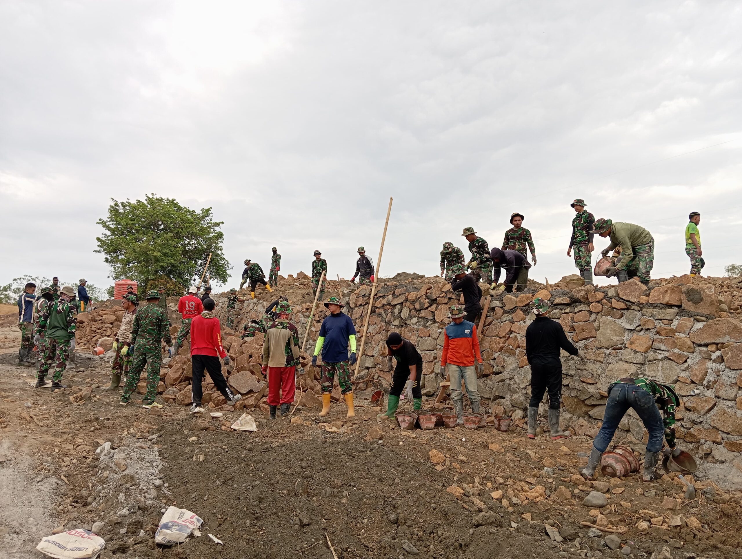 Semangat Gotong Royong Percepat Pembangunan Talud di TMMD 122 Jeneponto