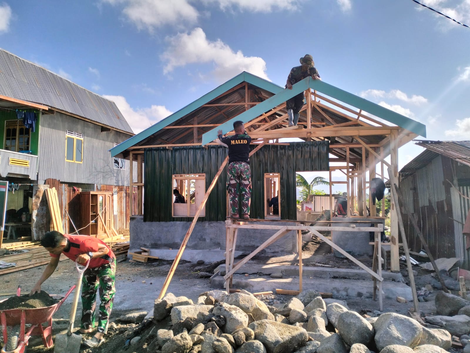 Program Unggulan KASAD Rehab RTLH TMMD 122 Jeneponto Dalam Tahap Pemasangan Teras