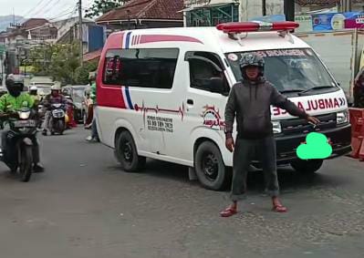 Video Viral Warga Halau Ambulans Saat Ingin Menerobos Perlintasan KA di Sukabumi, Ini Respon KAI