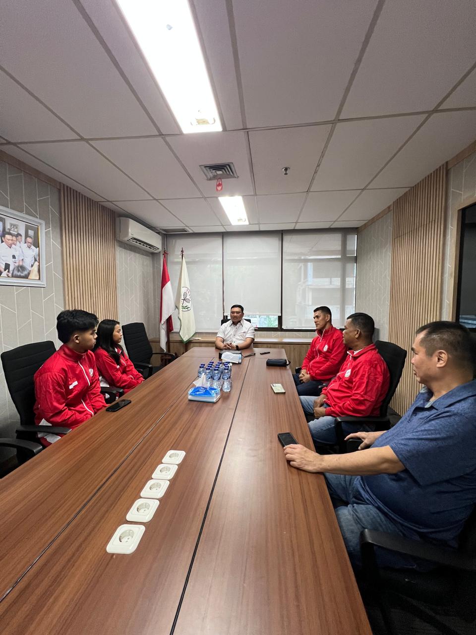 Ketua Umum PP PESTI, Brigadir Jenderal Polisi Dr. Awal Chaeruddin, M.Si melepas dua atlet Soft Tennis Yunior Indonesia, Saiful Fadilah (Putra) dan Febyaro Ribby Rantara (Putri) ke Kejuaraan Dunia The 4th World Junior Soft Tennis Championship di Jingshan Hubei. (Ist)
