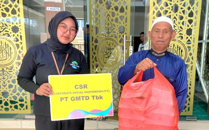 Jumat Berbagi, GMTD Bagikan Paket Nasi Kotak di 4 Masjid