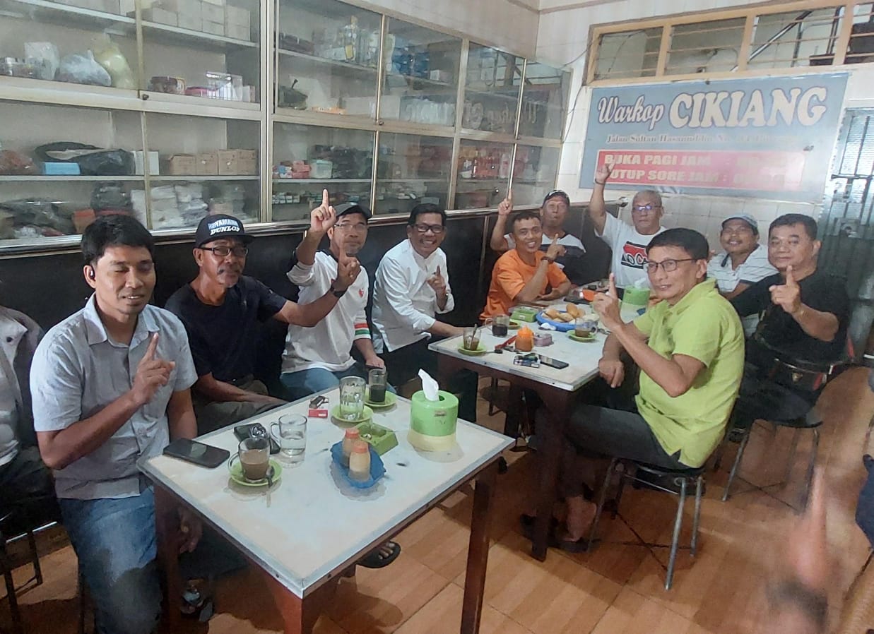 Kampanye di Pinrang, Cawagub Azhar Berbaur Dengan Komunitas Warkop