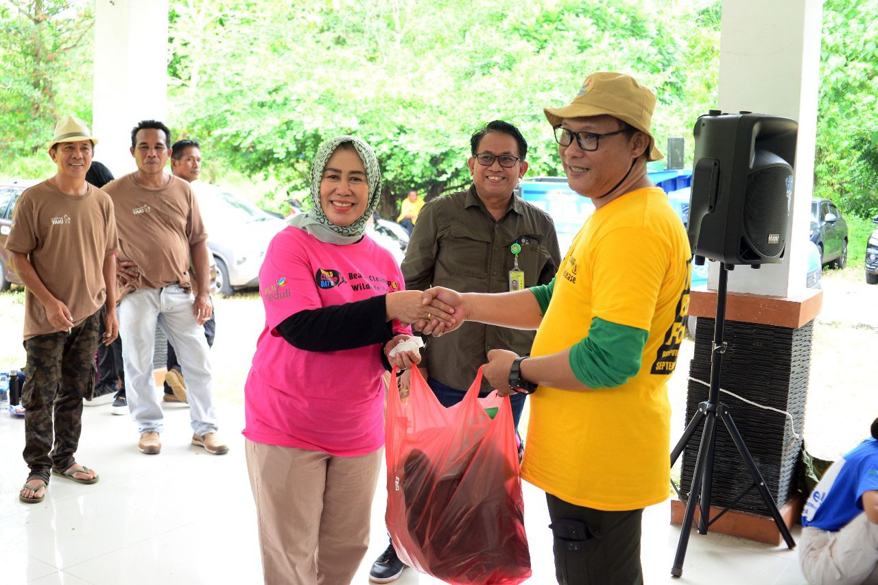 PLN Bersama Masyarakat Gelar Aksi Bersih di TWA Batu Putih