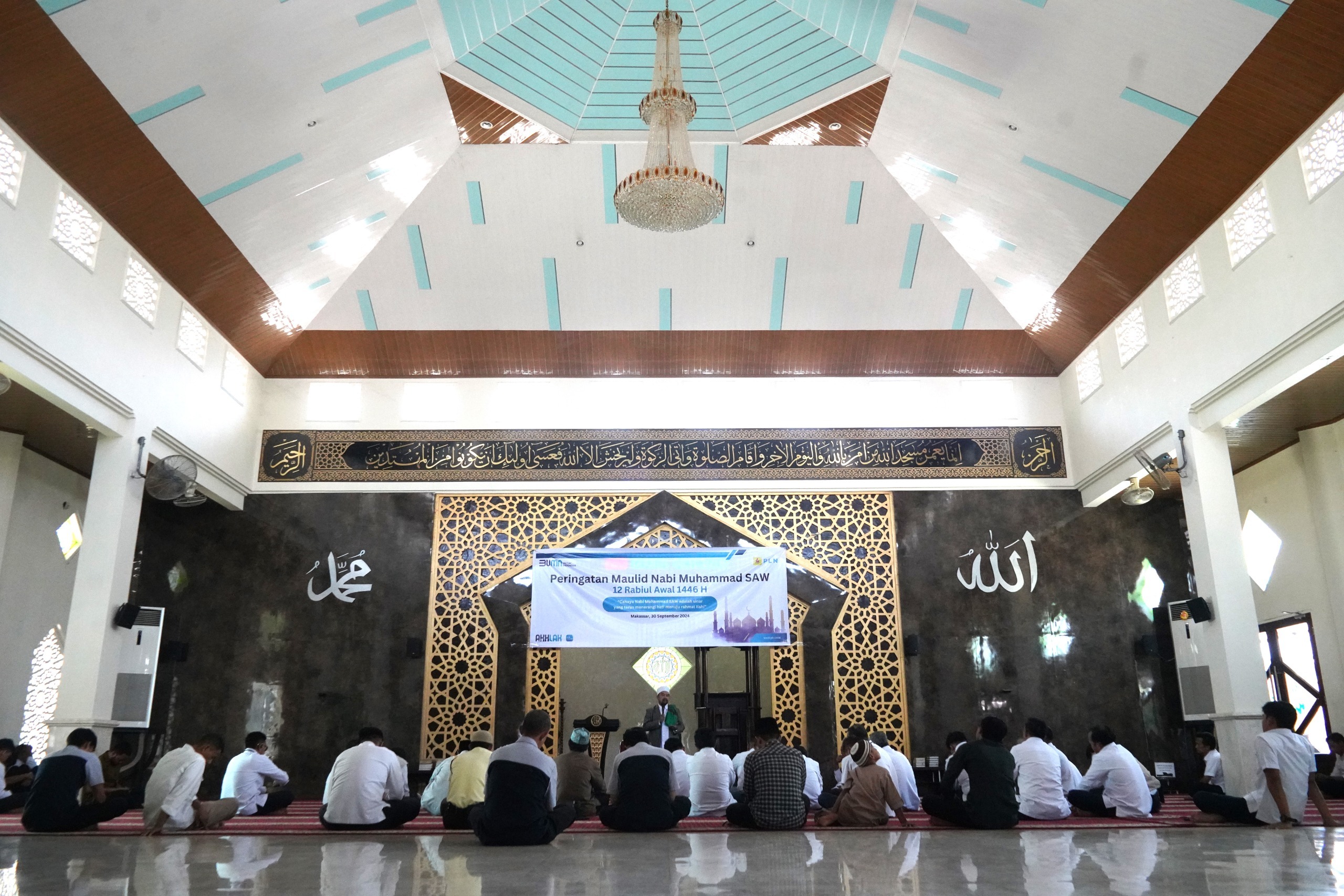 PLN Peringati Maulid Nabi dengan Bagikan Sembako kepada Masyarakat Pra Sejahtera