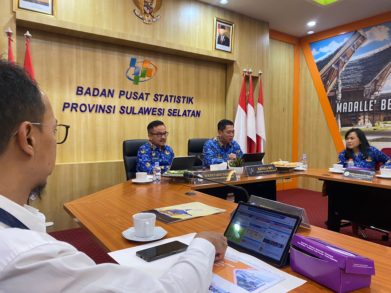 Pertemuan Sekprov Sulsel Jufri Rahman Bersama Ketua BPS Sulsel Aryanto Serta Jajaran Saat Merilis Kondisi Perekonomian Sulawesi Selatan