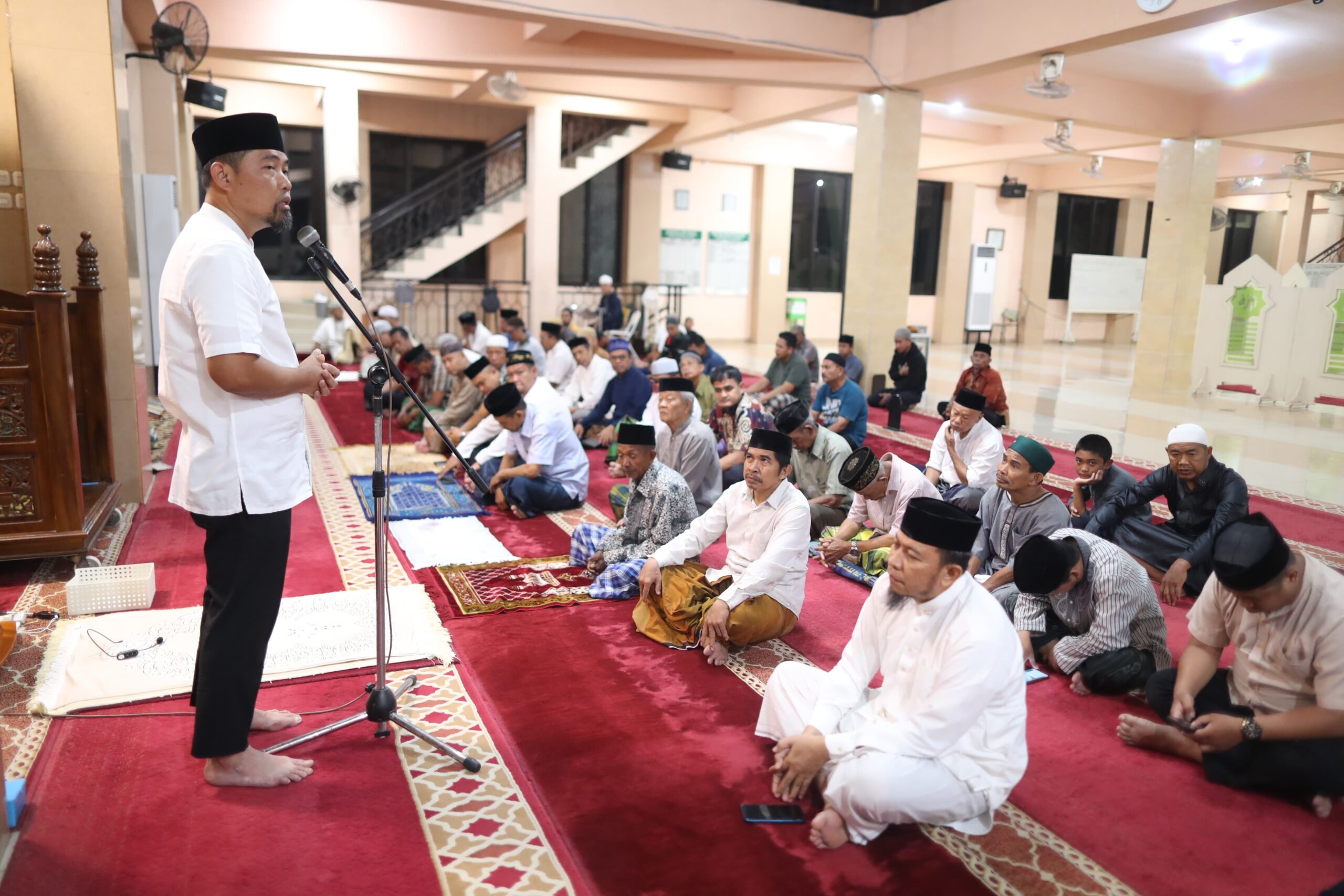 Pjs Wali Kota Makassar Saat Menghadiri Safari Subuh Perdana di Masjid Jami Al Abrar