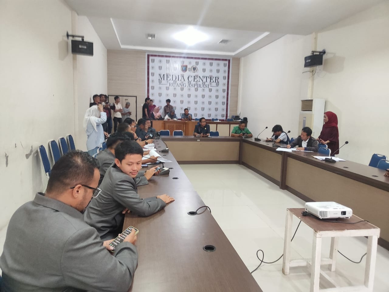 Rapat Dengan Pendapat (RDP) Antara DPRD Polman, Gabungan LSM Sulbar, Perwakilan Dinas Pendidikan Polman, Serta Kepala Sekolah Tingkat SD-SMA