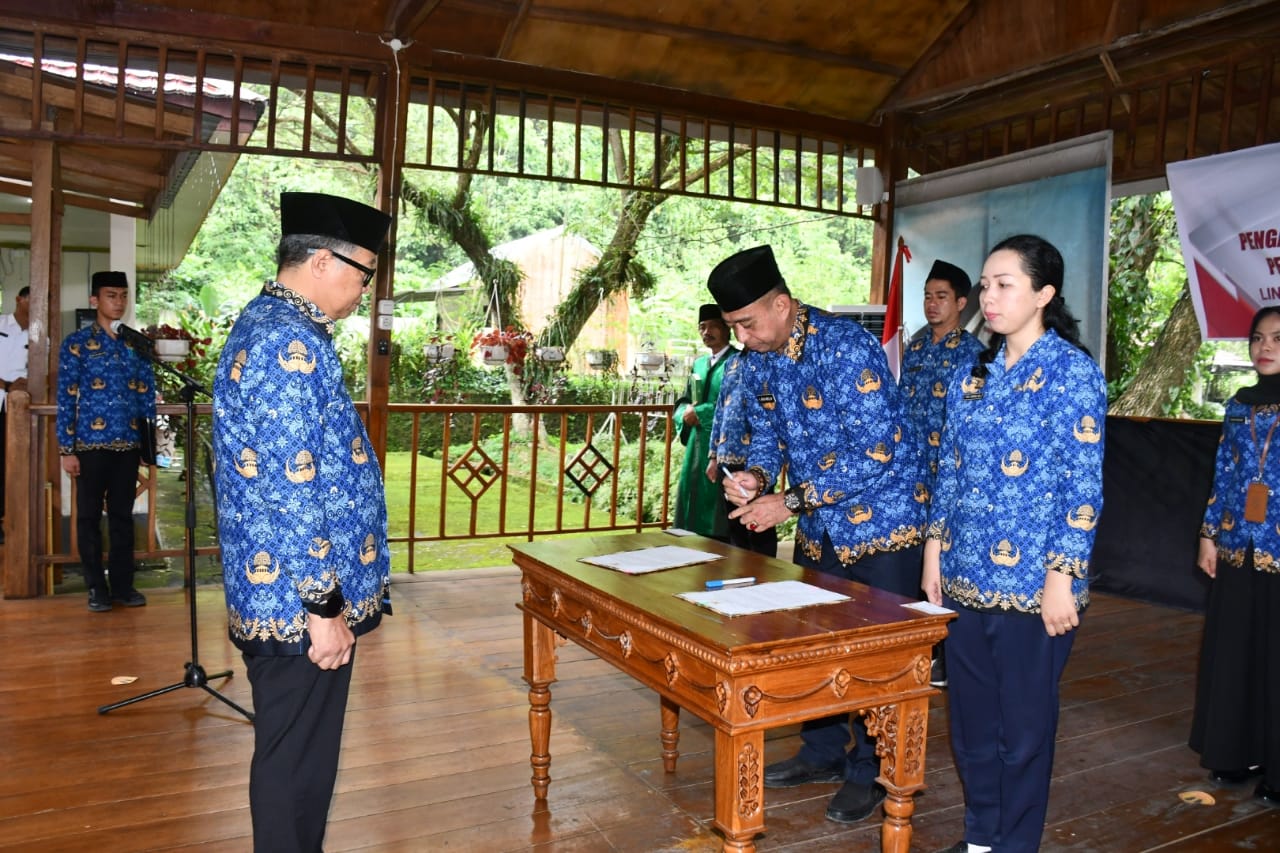 Sekprov Sulbar Lantik Satu Pejabat Administrator dan 7 Pejabat Fungsional