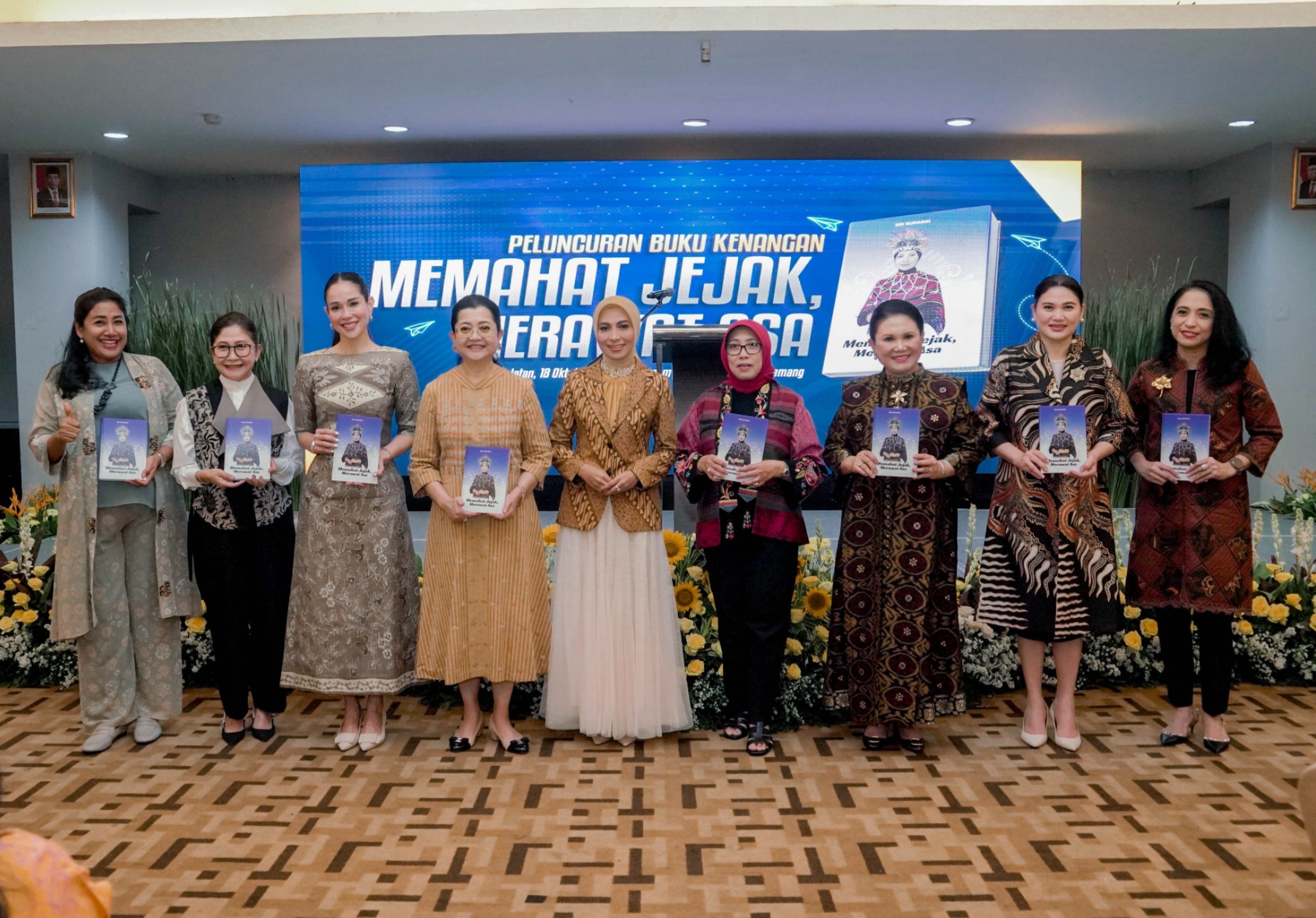 Peluncuran Buku Kenangan Sri Suparni "Memahat Jejak, Merapat Asa"