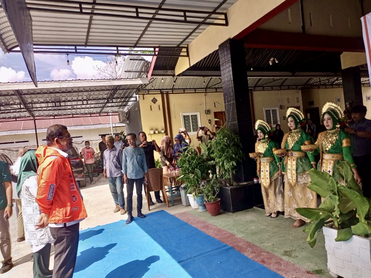Azhar Arsyad Disambut Tari Adat ‘Paduppa’ dan Antusias Ratusan Warga Bone Selatan