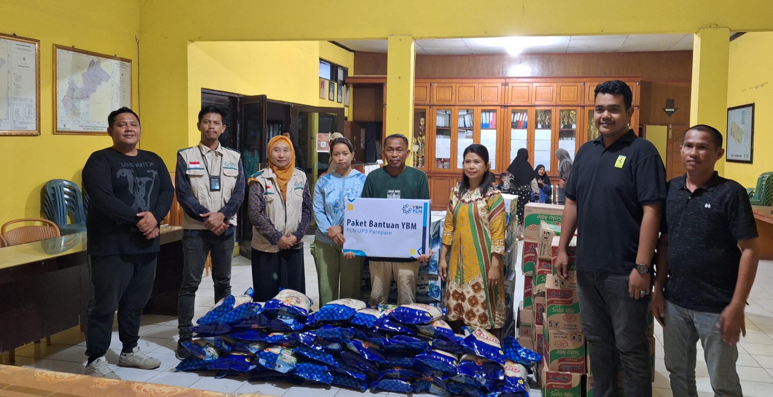 PLN Beri Bantuan Korban Bencana Angin Puting Beliung di Sidrap