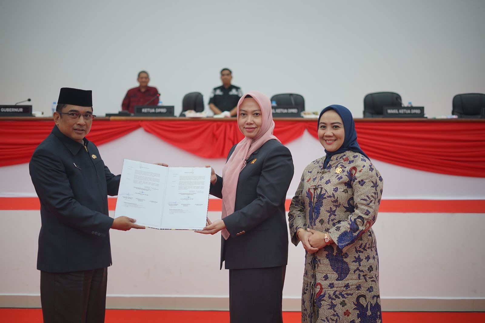 Pemprov Sulbar Serahkan Ranperda APBD 2025 ke DPRD Sulbar