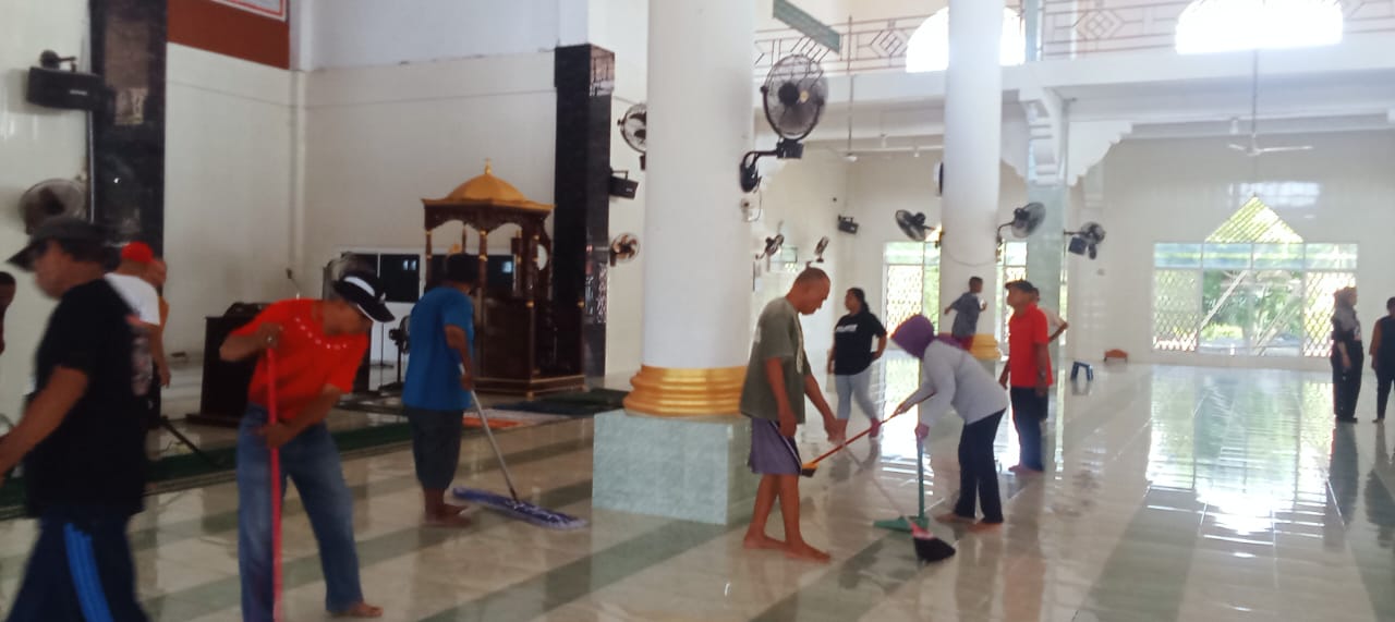 Aksi Semangat Gotong Royong Laskar Laba Laba Bersihkan Masjid