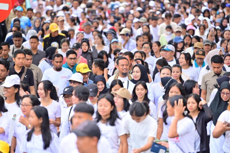 Andi Sudirman dan Fatmawati Jalan Sehat Bersama Warga Tana Toraja