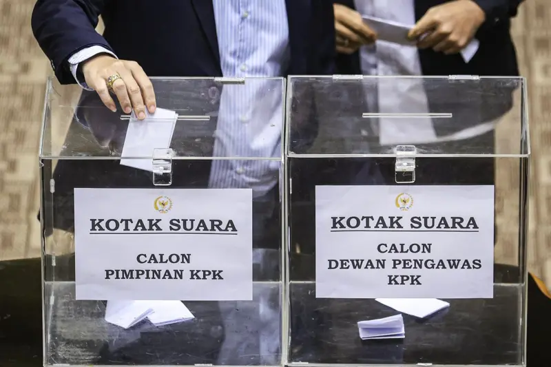 Anggota DPR Saat Memasukkan Kertas Suara Pemilihan Calon Pimpinan dan Calon Dewan Pengawas KPK