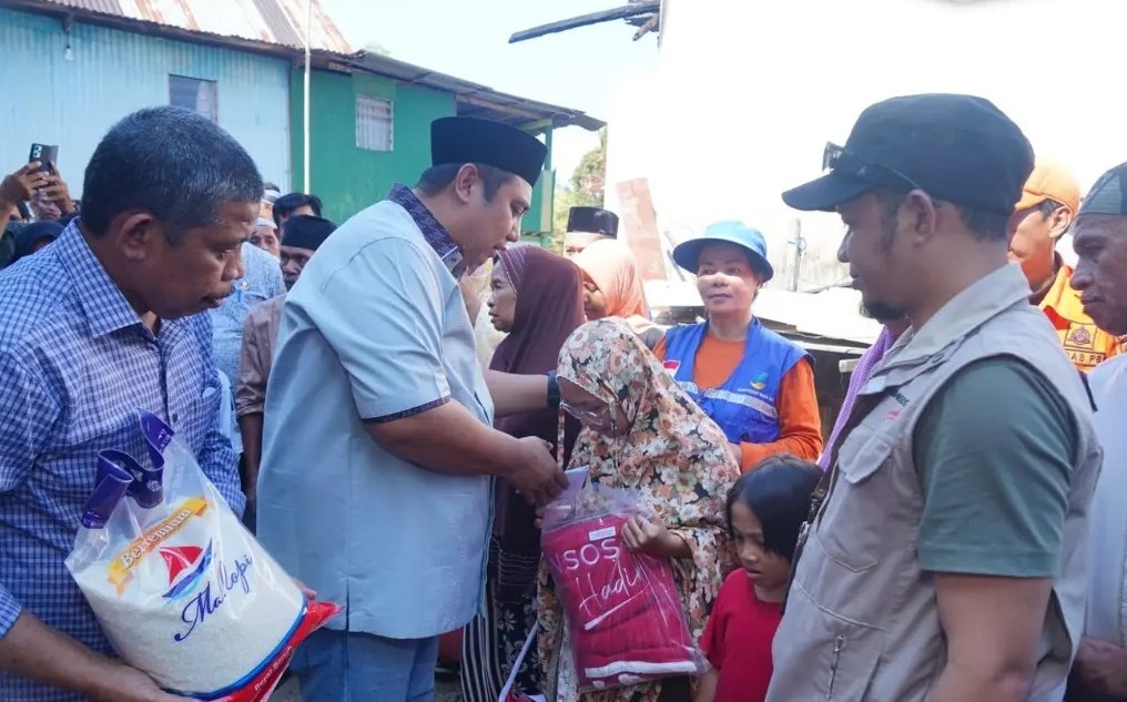 Bupati Chaidir Syam Tinjau dan Beri Bantuan kepada Korban Kebakaran di Pettuadae