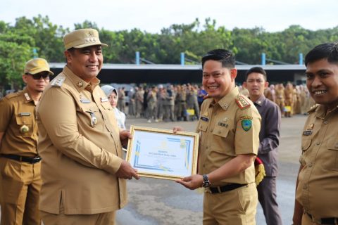 Bupati Maros Beri Penghargaan Ke Empat Camat