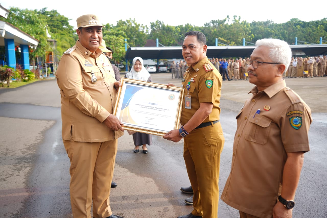 Bupati Maros Chaidir Syam Beri Penghargaan Pada Dinas Penanaman Modal Pelayanan Terpadu Satu Pintu Dan Ketenagakerjaan (DPMPTSPK)